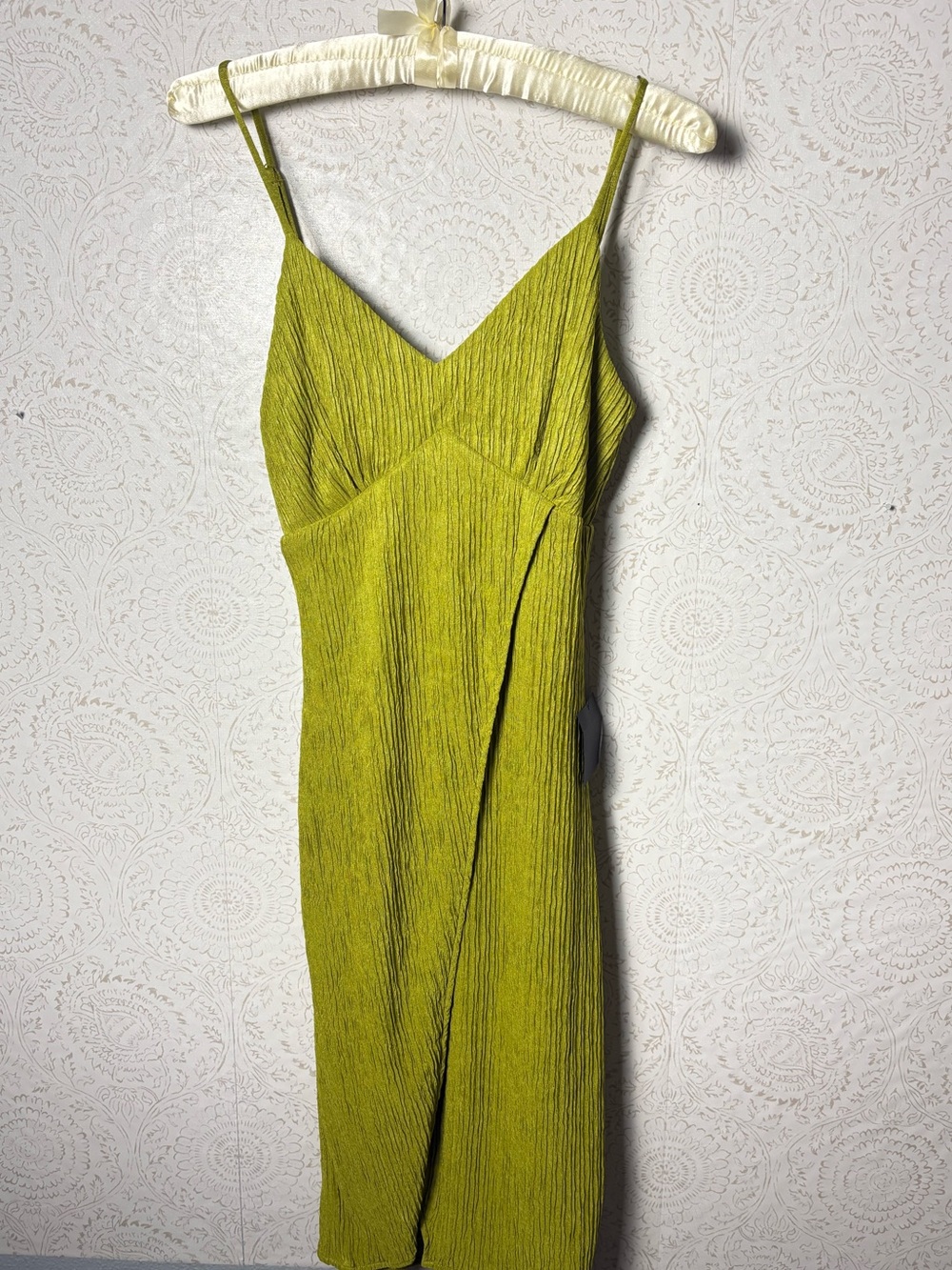 NWT Lulus Chartreuse crinkle midi dress